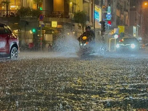 Bì bõm trên nhiều tuyến đường trung tâm TP HCM tối cuối tuần, xe chết máy, nước tràn vào quán