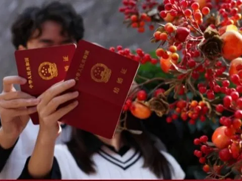 Đám cưới kiểu mới ở Trung Quốc: Trong quán bar, ga tàu và giữa đỉnh núi tuyết