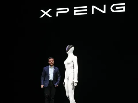 Sếp Trung Quốc cắt quần robot để chứng minh không phải là người