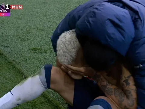 Richarlison khóc khi phá lưới MU