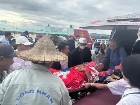 Tàu khách đưa một người ở Lý Sơn sống sót kỳ diệu vào đất liền điều trị