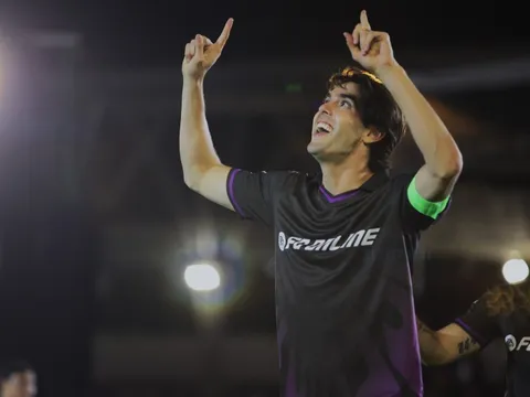 Kaka tái hiện màn ăn mừng biểu tượng tại TP.HCM