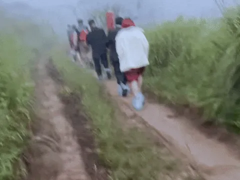 Chú rể Hải Phòng đi 600 km, lội lầy 2 km mới đón được cô dâu Lai Châu