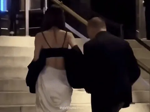 Bóng lưng gợi cảm ở tuổi 76 của Vera Wang