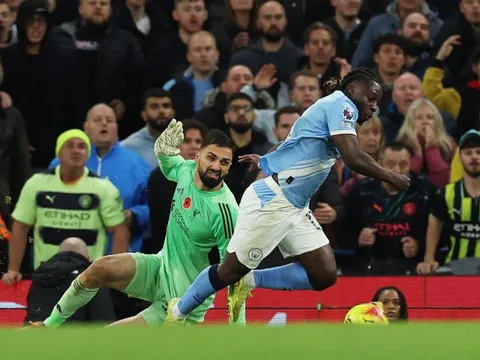 Doku huỷ diệt cả hệ thống phòng ngự Liverpool