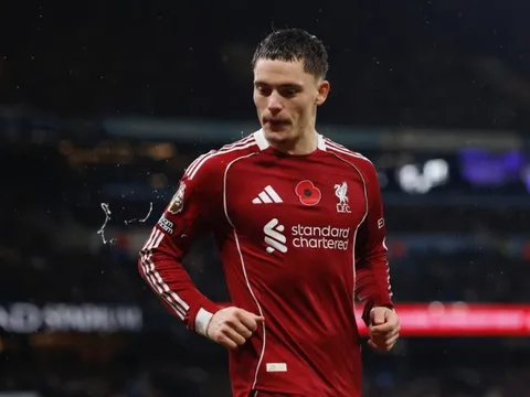 Liverpool khủng hoảng, bị gạch khỏi cuộc đua vô địch