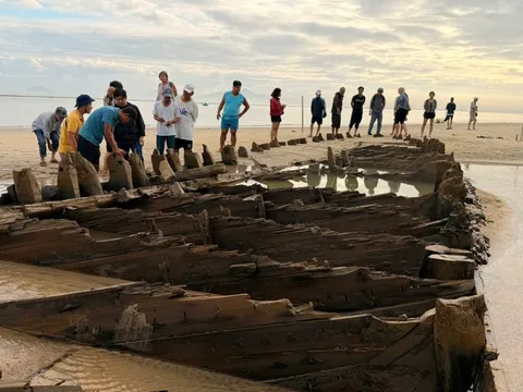 Cận cảnh xác tàu cổ trồi lên ở bãi biển Hội An sau bão số 13