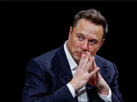 Elon Musk cảnh báo ‘cơn sóng thần’ AI đang cuốn trôi công việc bàn giấy