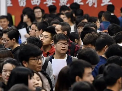 Thạc sĩ tài chính đi bưng lẩu, kỹ sư điện tử đi làm diễn viên quần chúng, tiến sĩ đi rửa bát thuê: Cơn ác mộng mang tên “thừa bằng cấp, thiếu việc làm” ở xứ tỷ dân