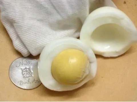 Mùa mưa bão dễ ốm sốt, có nên "đánh cảm" bằng lăn trứng gà, dây bạc?