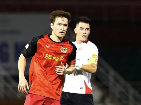 Tiến Linh kèm Hoàng Đức 'như hình với bóng'