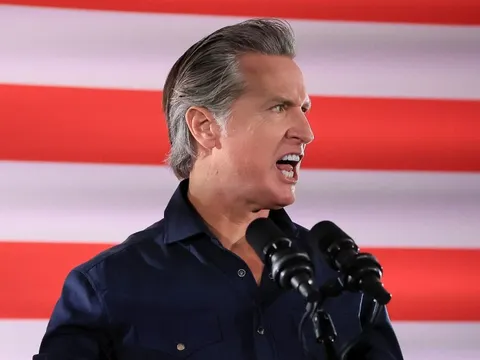 Thống đốc California đến Texas 'vào hang ghẹo cọp'