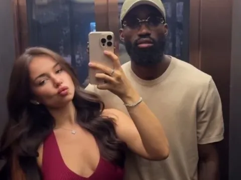 Tuyển thủ Cameroon bị bạn gái bắt quả tang ngoại tình