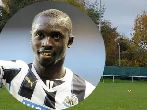 Một phút tệ hại nhất sự nghiệp Papiss Cisse