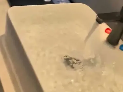 Bị từ chối hủy phòng, cô gái TQ xả nước lênh láng, đền gấp 280 lần