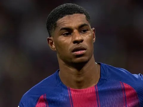 Tranh cãi vụ Barcelona mua Rashford
