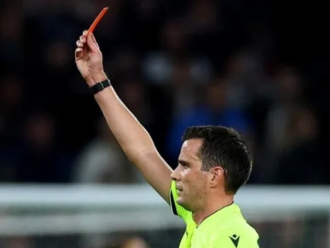 Cầu thủ bị thẻ đỏ vì đi vệ sinh ngay trong sân