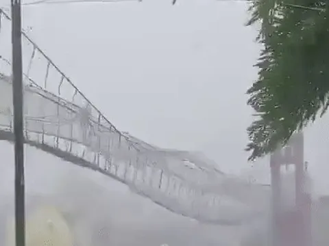 Cận cảnh cầu treo rung lắc kinh hoàng vì bão Fung-Wong ở Philippines