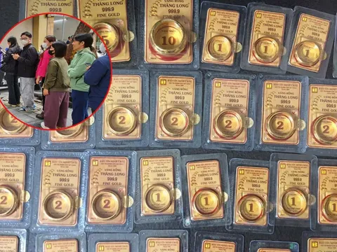 Chân đau vẫn xếp hàng mua vàng từ 3 giờ sáng, cụ bà ở TP.HCM hé lộ chuyện “đứt ruột” về 200 chỉ vàng