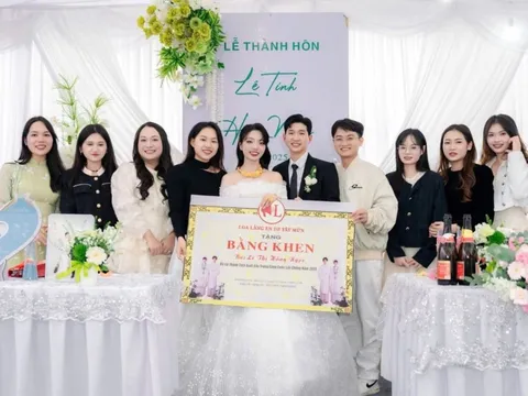 Nhóm bạn thân tặng cô dâu 1 cây vàng và 'bằng khen lấy chồng'