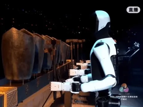 Robot chơi nhạc cụ cổ gây sốt tại Trung Quốc