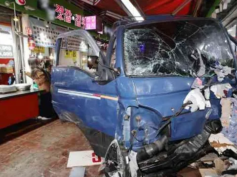 Hàn Quốc: Xe tải đâm vào chợ, 2 người chết, 18 người bị thương