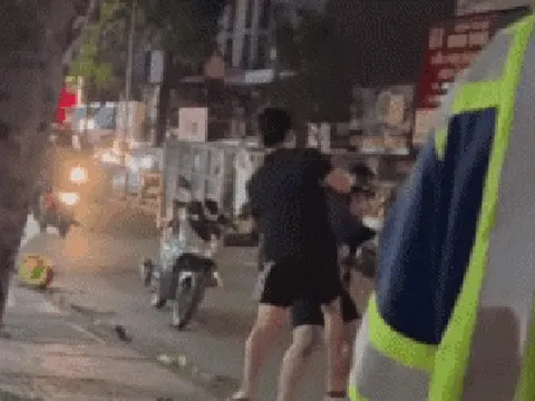4 người lao vào ẩu đả giữa phố, từ lòng đường lên vỉa hè khiến giao thông hỗn loạn: Đã rõ nguyên nhân
