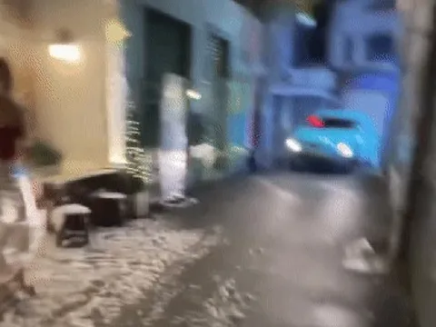 Bị tạt cả xô nước vì chụp ảnh gây ồn hộ dân ở cạnh quán cà phê TP.HCM