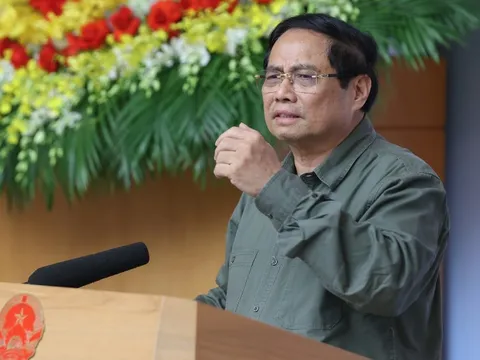 Trở về từ miền Trung, Thủ tướng họp bàn xây dựng lại nhà bị sập đổ, sửa nhà tốc mái cho người dân