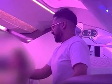 Án tù với triệu phú dọa 'hiếp dâm tập thể' nữ tiếp viên hàng không