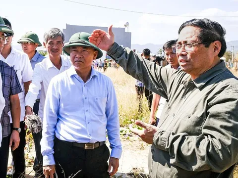 Thủ tướng: Phải đưa dân vùng kém an toàn ven biển đến khu tái định cư