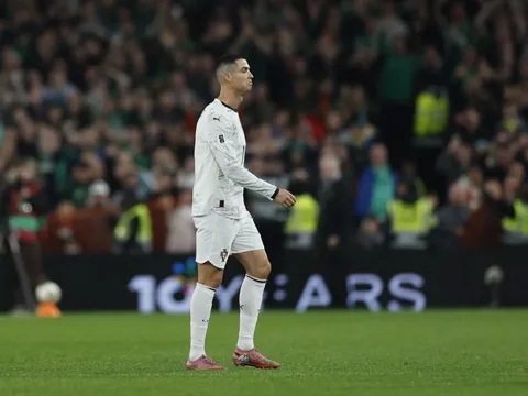 Cú vung tay đắt giá của Ronaldo