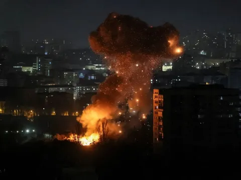 Chiến sự Nga - Ukraine leo thang: Kiev chìm trong hỏa lực, cảng dầu Nga cháy lớn