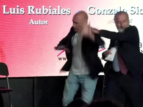 Cựu chủ tịch LĐBĐ Tây Ban Nha bị chú ruột ném trứng