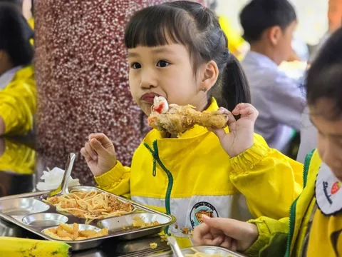Mở lại sau lùm xùm thực phẩm bẩn, bếp bán trú trường tiểu học gây bất ngờ vì bữa ăn 'xịn'