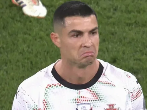 Ronaldo bẽ mặt sau pha chơi xấu