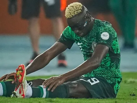 Bóng đá Nigeria tự thua trước khi ra sân