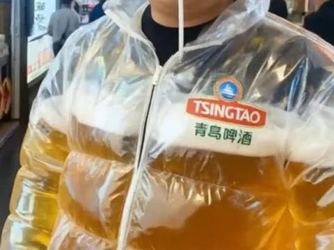 Thực hư về sản phẩm mới gây sốt: Áo phao chứa 20 lít bia, chỉ cần cắm ống hút, vừa đi vừa uống