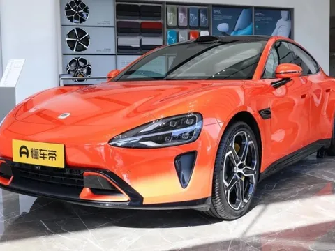 Hết cảnh 'dài cổ' chờ nhận sedan điện Xiaomi