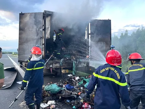 Xe chở thư báo biển số TP.HCM bốc cháy trên cao tốc Vân Phong - Nha Trang