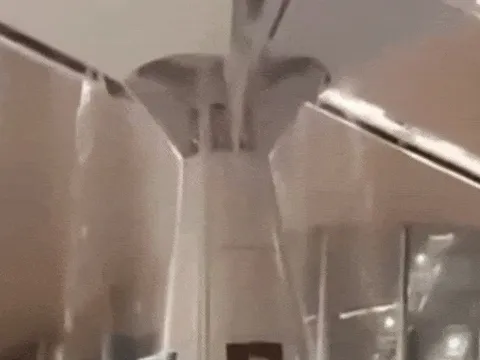 Cảnh tượng khó tin khi sân bay quốc tế bị dột ở Malaysia