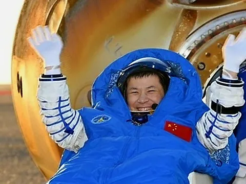 Rác vũ trụ làm hỏng tàu Thần Châu 20, phi hành đoàn Trung Quốc phải đổi tàu về Trái đất