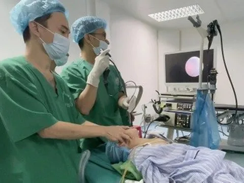 Đi làm răng, bé trai 3 tuổi bị kim chọc tủy 22mm rơi vào khí quản