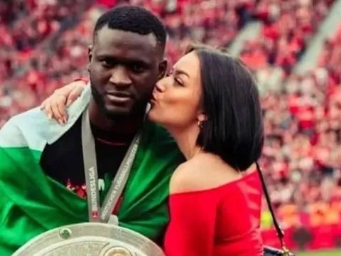 Nhà vô địch Bundesliga bị bạn gái bỏ vì để mẹ giữ tiền