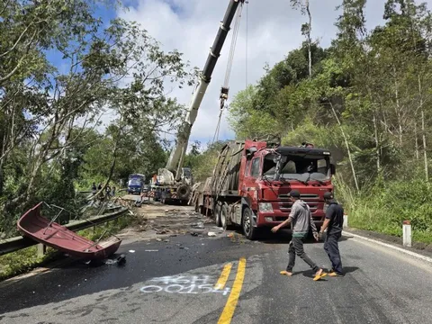 Xe đầu kéo lật giữa đèo Măng Đen, giao thông tê liệt