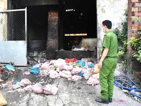 Phát hiện cơ sở chế biến mỡ động vật trái phép nằm trong khu vực nghĩa trang