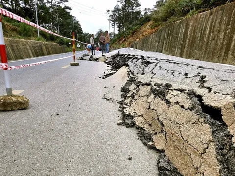 Quốc lộ 24 đoạn qua Măng Đen nứt, sụt lún, mặt đường vênh cả mét