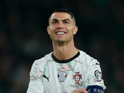 Ronaldo rời tuyển Bồ Đào Nha sau khi nhận thẻ đỏ