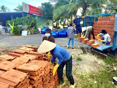 Sau bão số 13, tôn, ngói vừa tăng giá vừa khan hiếm hàng