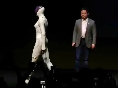 Robot bị 'mổ phanh' trên sân khấu để chứng minh không phải người thật